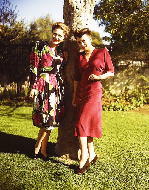 Joan Fontaine and Olivia De Havilland, C.1945.jpg